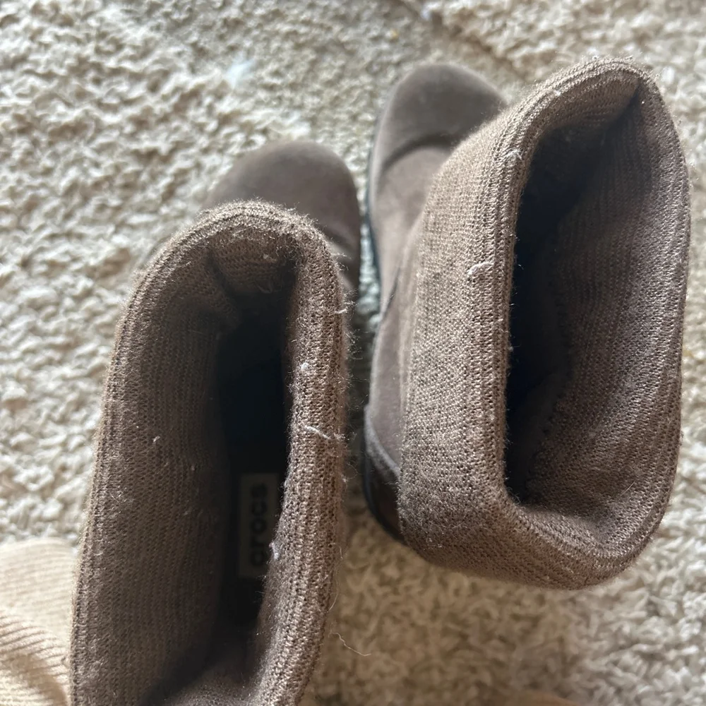 Crocs Boots Womens 7 Cobbler Brown Suede Wedge Pull On Cuff Casual Classic